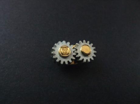 ZF, (Zahnradfabrik Friedrichshafen) wereldwijde leverancier van aandrijf- en chassistechnologie, logo op twee tandwielen